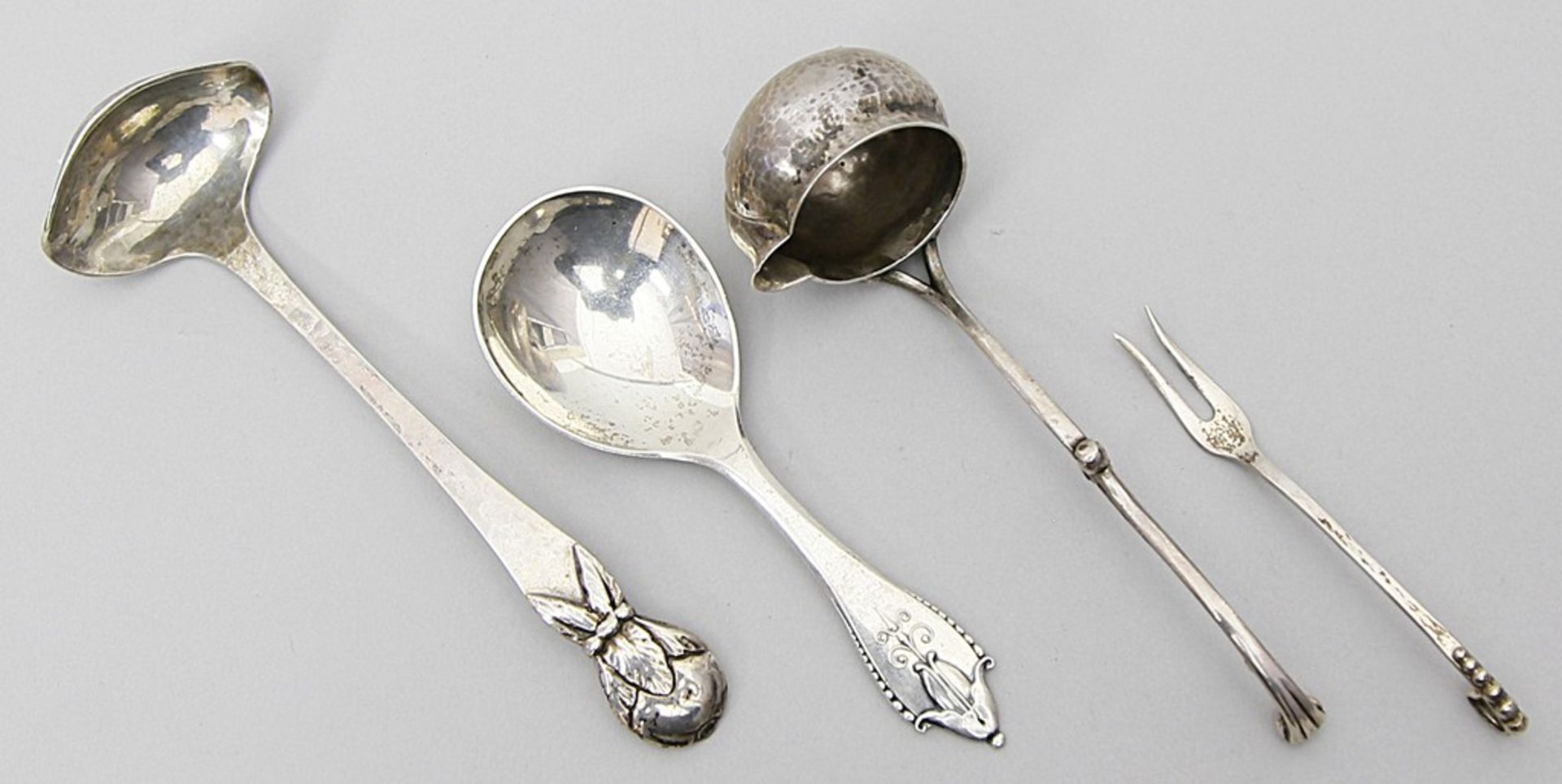 Jensen, Georg Kleine Jugendstil-Kelle und -Zuckerlöffel. 830/000 Silber, 38 g. Floral