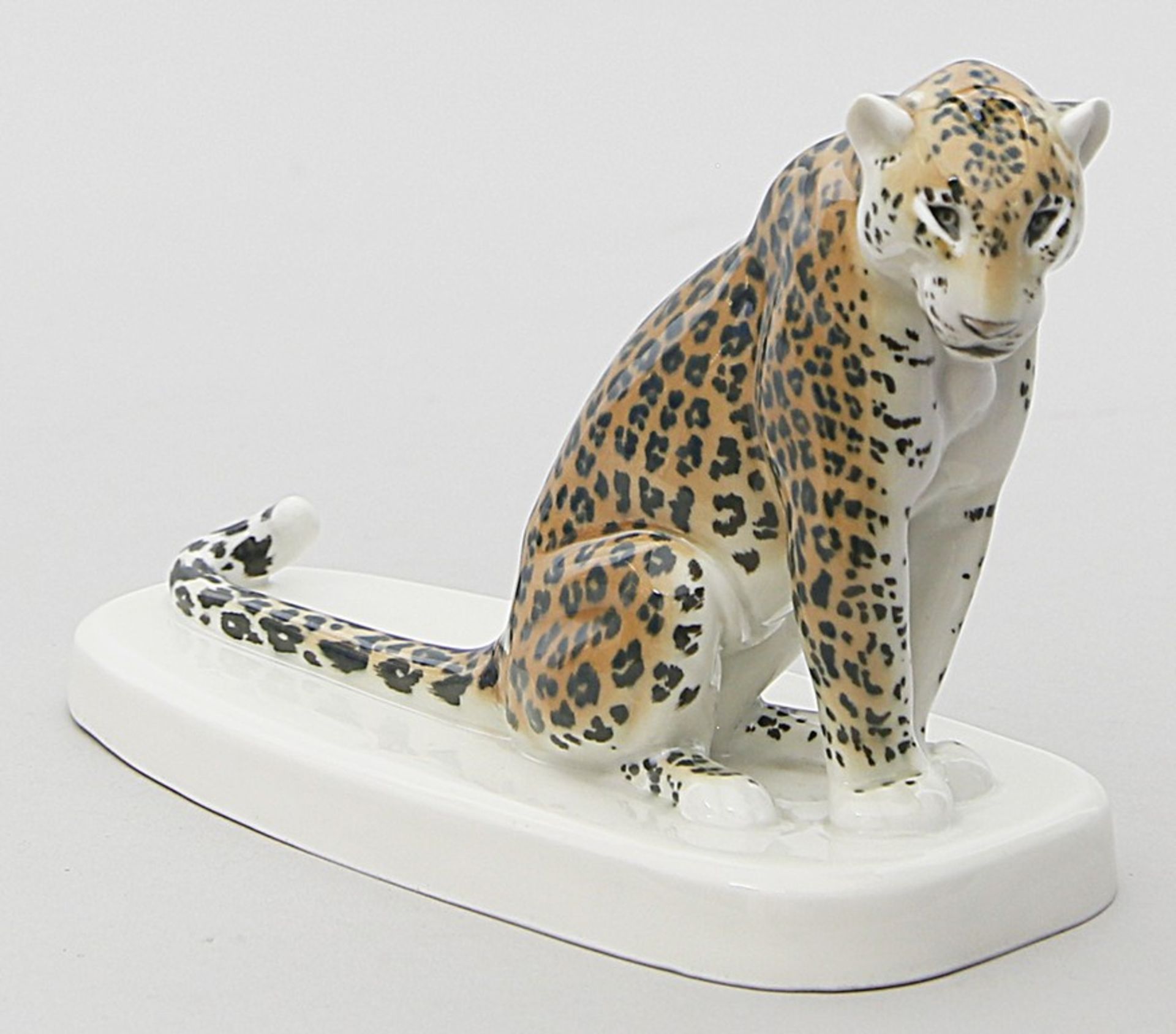 Löhner, Rudolf (1890 Zlaté Hory - Dresden 1971) "Leopard". Porzellan mit naturalisti