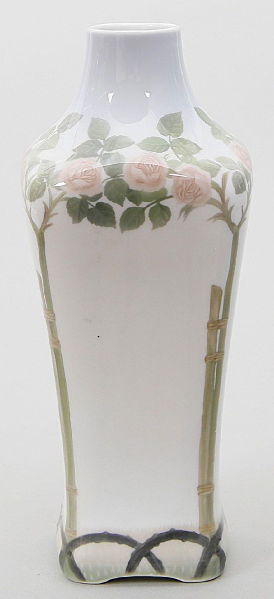 Vase, Royal Copenhagen. Porzellan. Bunte Rosenmalerei. Grüne und blaue Stempelmarke R