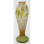 Gallé, Emille (1846 Nancy 1904), Werkstatt Jugendstil-Vase. Farbloses Glas mit hell b