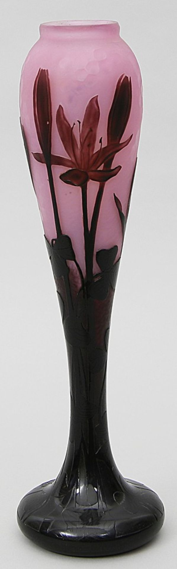 Jugendstil-Vase, Daum Nancy. Farbloses, matt geätztes Glas mit opakem, rosafarbenen I