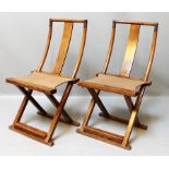 Paar Klappstühle (Folding Chairs). Jumu-Holz, engl. "northern elmwood". X-förmige Ge
