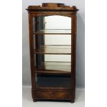 Zierliche Biedermeier-Vitrine. Mahagonifurnier auf Nadelholzkorpus. Eintürig verglast