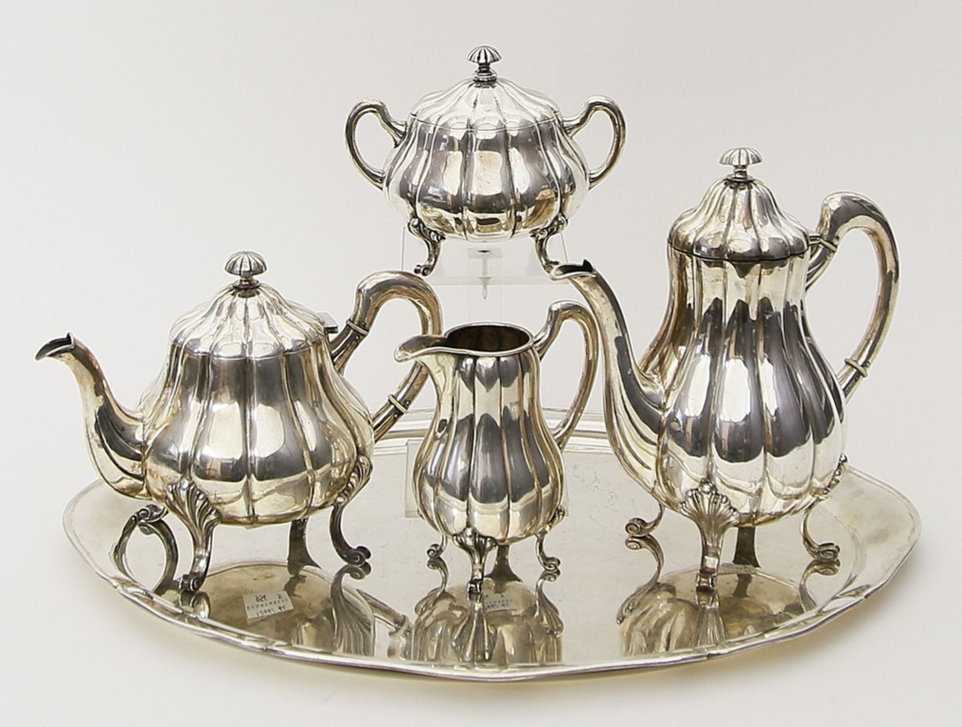 Kaffee- und Teekernstück mit Tablett, fünfteilig. 800/000 Silber, 3.248 g. Birnenfö