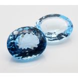 Zwei blaue Topase, zus. ca. 49,2 ct. Je oval in abweichender Größe facettiert. Inten