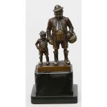 Herlinger, F. (1. Drittel 20. Jh.) Vater mit Sohn in Lederhosen. Bronze mit brauner Pa