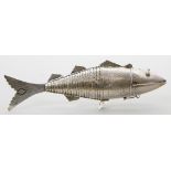 Riech- oder Besomindose in Fischform. 800/000 Silber, 151 g. Bewegliche Glieder. Augen