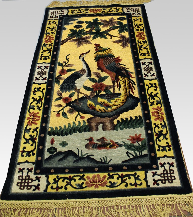 Chinesischer Seidenteppich, ca. 181x 91 cm. Mit Darstellung von Vögeln am Seeufer. Go