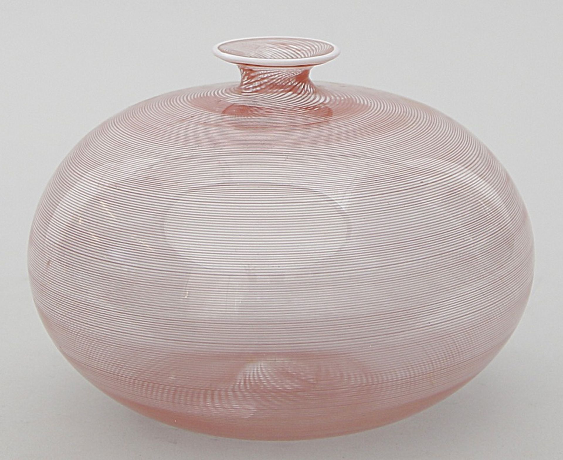 Barovier & Toso. Vase "Filigrana". Farbloses Glas mit roten, engen Spiraleinschmelzung
