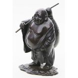 Stehender Hotai. Dunkelbraun patinierte Bronze. Japan, späte Meiji-Periode, um 1900.