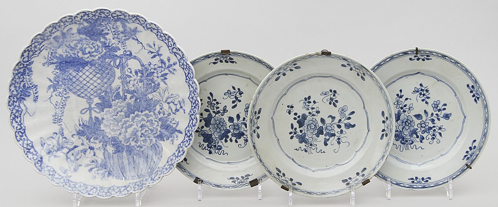 Drei Teller. Porzellan. Bemalt in Unterglasurblau mit Blütenzweigen und Rautenmuster.
