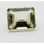 Gelber Skapolith, ca. 5,7 ct. Achteckig facettiert. Sammlerstein. Rückseitig 1x äuß