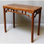 Tisch (Side Table). Jumu-Holz, engl. "northern elmwood". Rechteckige Platte mit vierfa