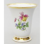 Trompetenvase, Meissen. Schauseiten mit bunter Blumenmalerei, polierte Goldränder. Sc