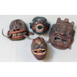 Vier div. Masken. Holz, geschnitzt und farbig gefasst. Altersspuren und kleinere Fehls