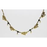 Jugendstil-Collier. 585/000 GG, brutto 14 g. Mittelteil mit floral durchbrochen gearbe