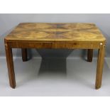 Art Deco-Tafeltisch mit fünf -Stühlen. Nussbaum/Maserholz, Tischbeine und Rücken mi