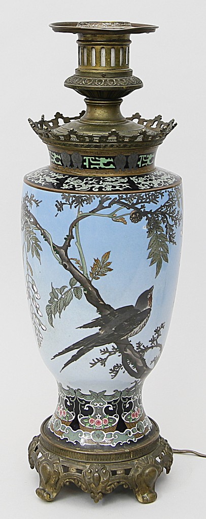 Feine Cloisonné-Vase, als Tischlampe montiert. Balusterform. Umlaufend über hellblau