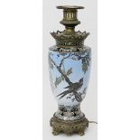 Feine Cloisonné-Vase, als Tischlampe montiert. Balusterform. Umlaufend über hellblau
