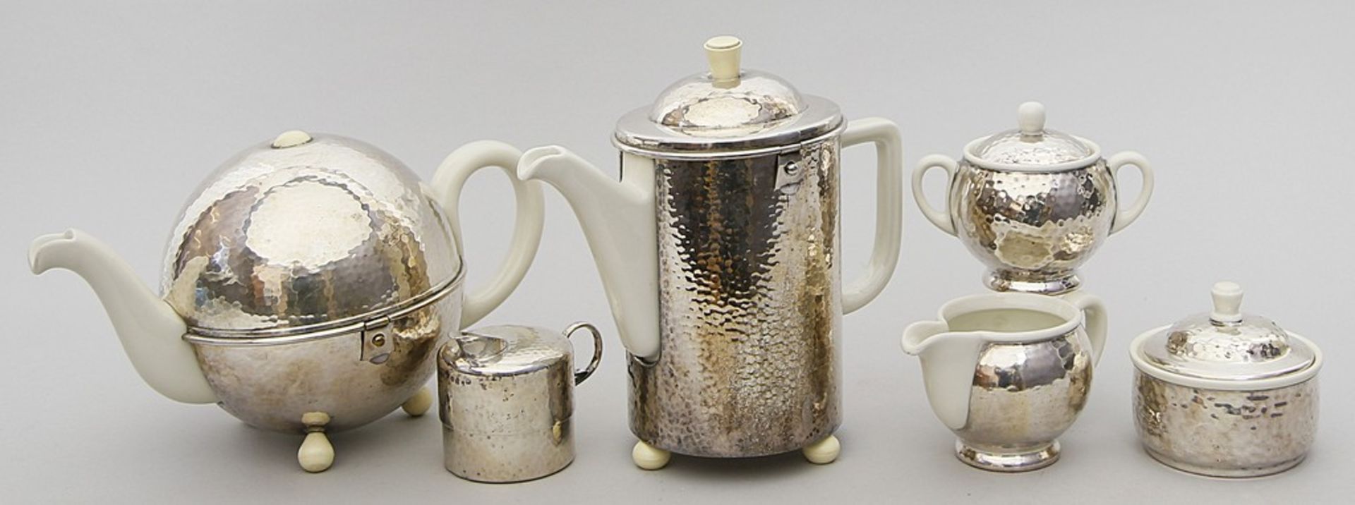 Kaffee- und Teekernstück im Art Deco-Stil, WMF, sechsteilig. Keramik, hell gefasst, v