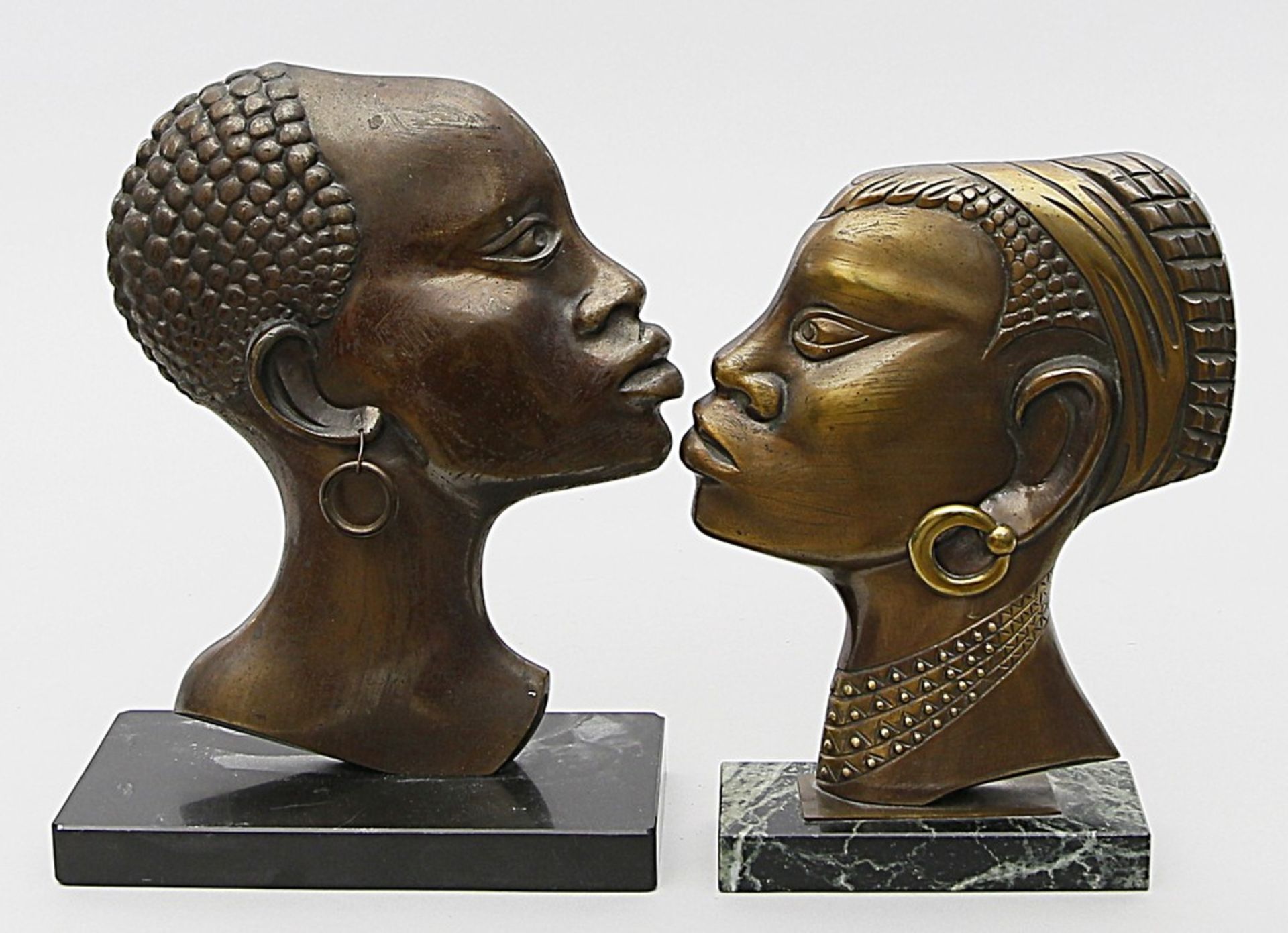 Zwei Art Deco-Skulpturen. Afrikanische Frauen im Profil. Patinierter Bronzeguss (Alter