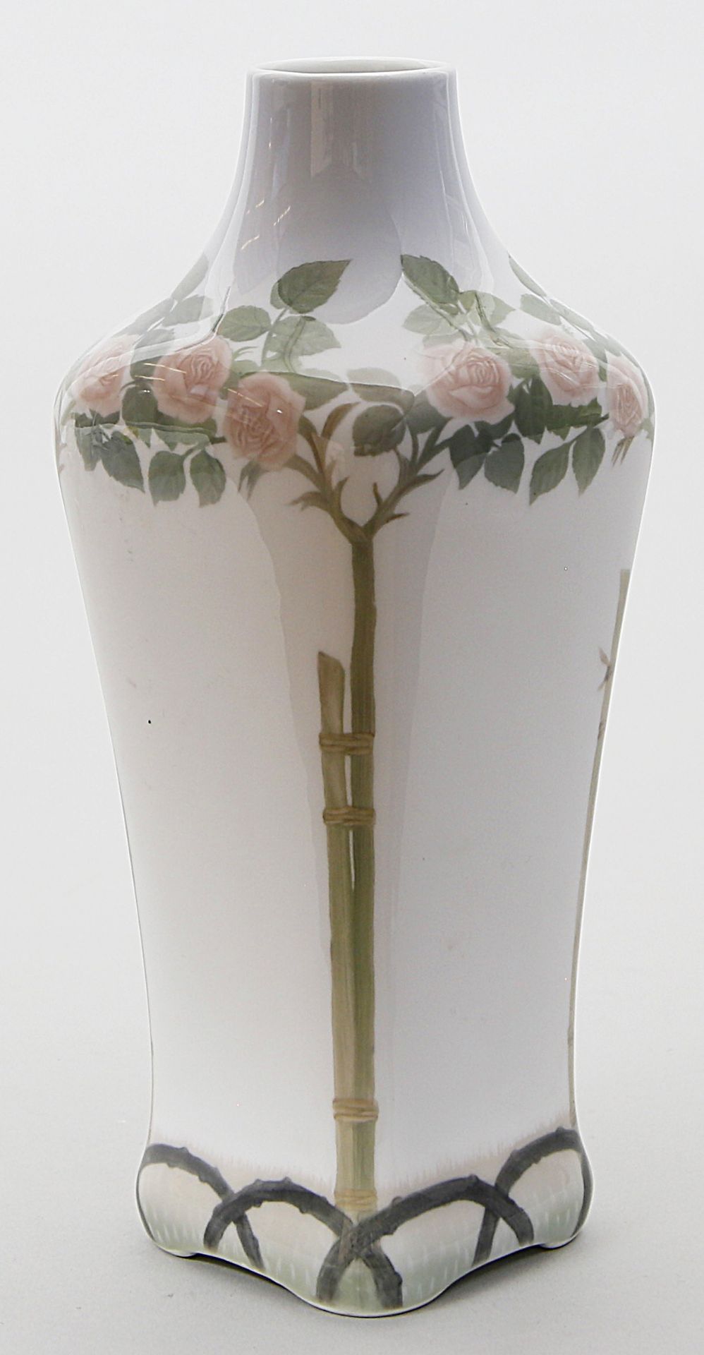 Vase, Royal Copenhagen. Porzellan. Bunte Rosenmalerei. Grüne und blaue Stempelmarke R - Bild 2 aus 3