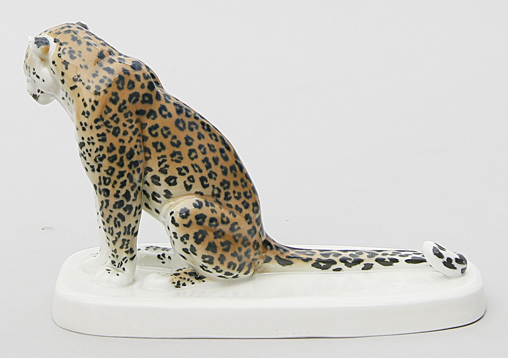 Löhner, Rudolf (1890 Zlaté Hory - Dresden 1971) "Leopard". Porzellan mit naturalisti - Bild 3 aus 5