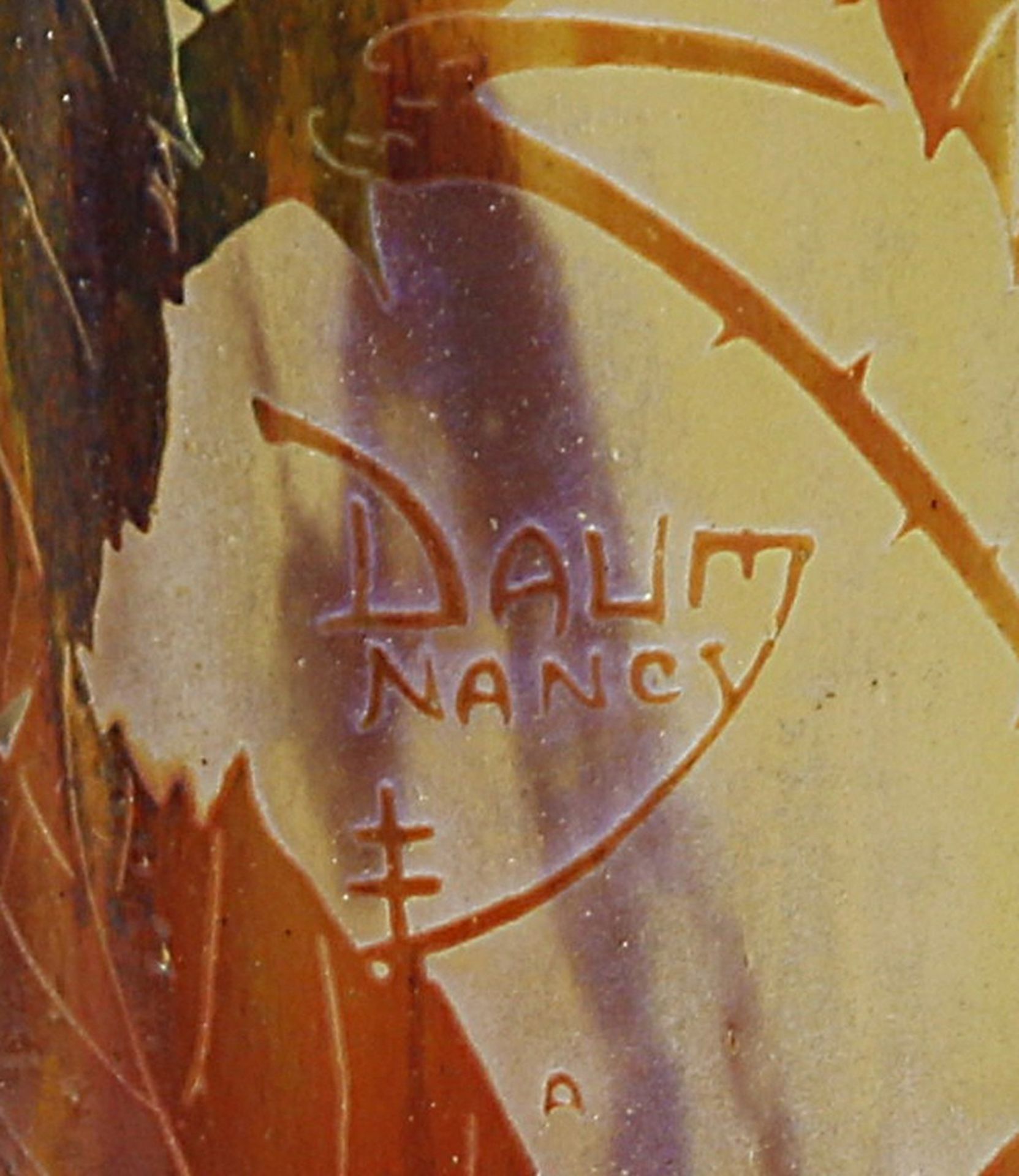 Jugendstil-Vase, Daum Nancy. Farbloses, matt geätztes Glas mit verschiedenfarbigen Pu - Bild 4 aus 7