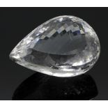 Großer Bergkristall, ca. 300 kt. Tropfenförmig facettiert. Natürliche Einschlüsse.