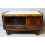 Art Deco-Sideboard. Amerikanischer Nussbaum. Ausziebare Deckplatte mit heller Steinein