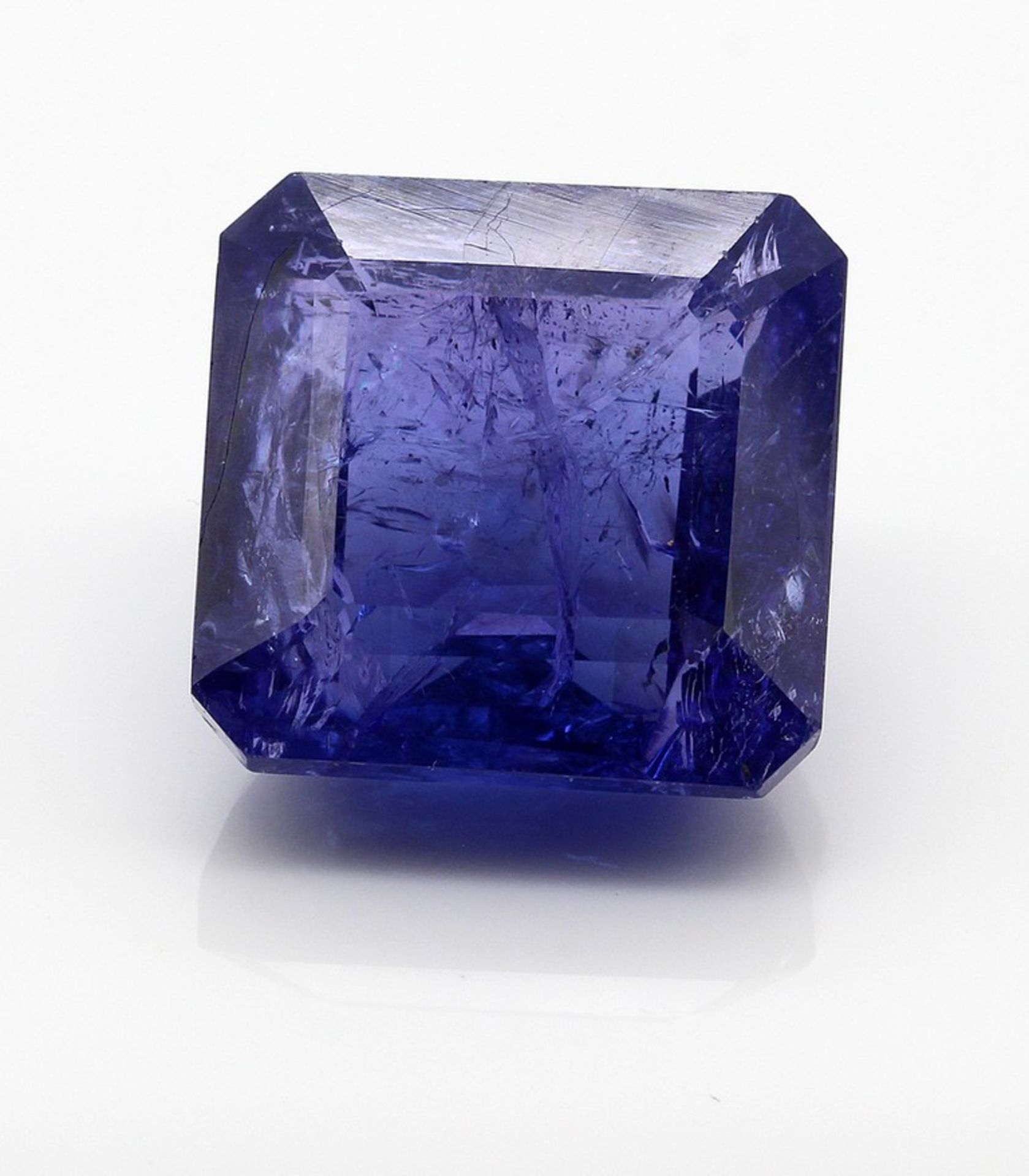 Außergewöhnlich großer Tansanit, 27,08 ct. Achteckig facettiert. Kräftiges Violett