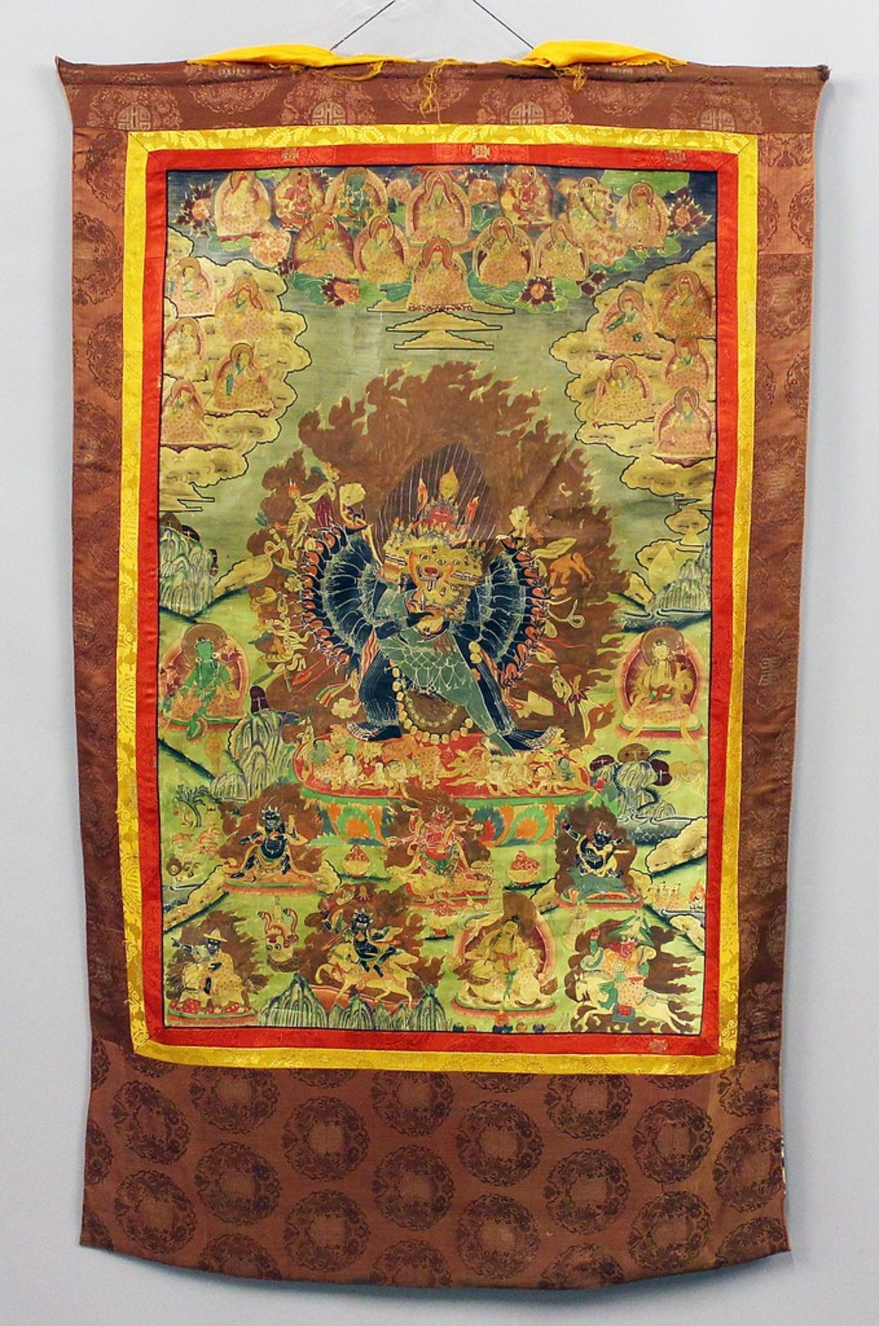 Großer Thangka. Vielfigurige Darstellung um mittig wohl Mahakala mit Schädelkette. 1