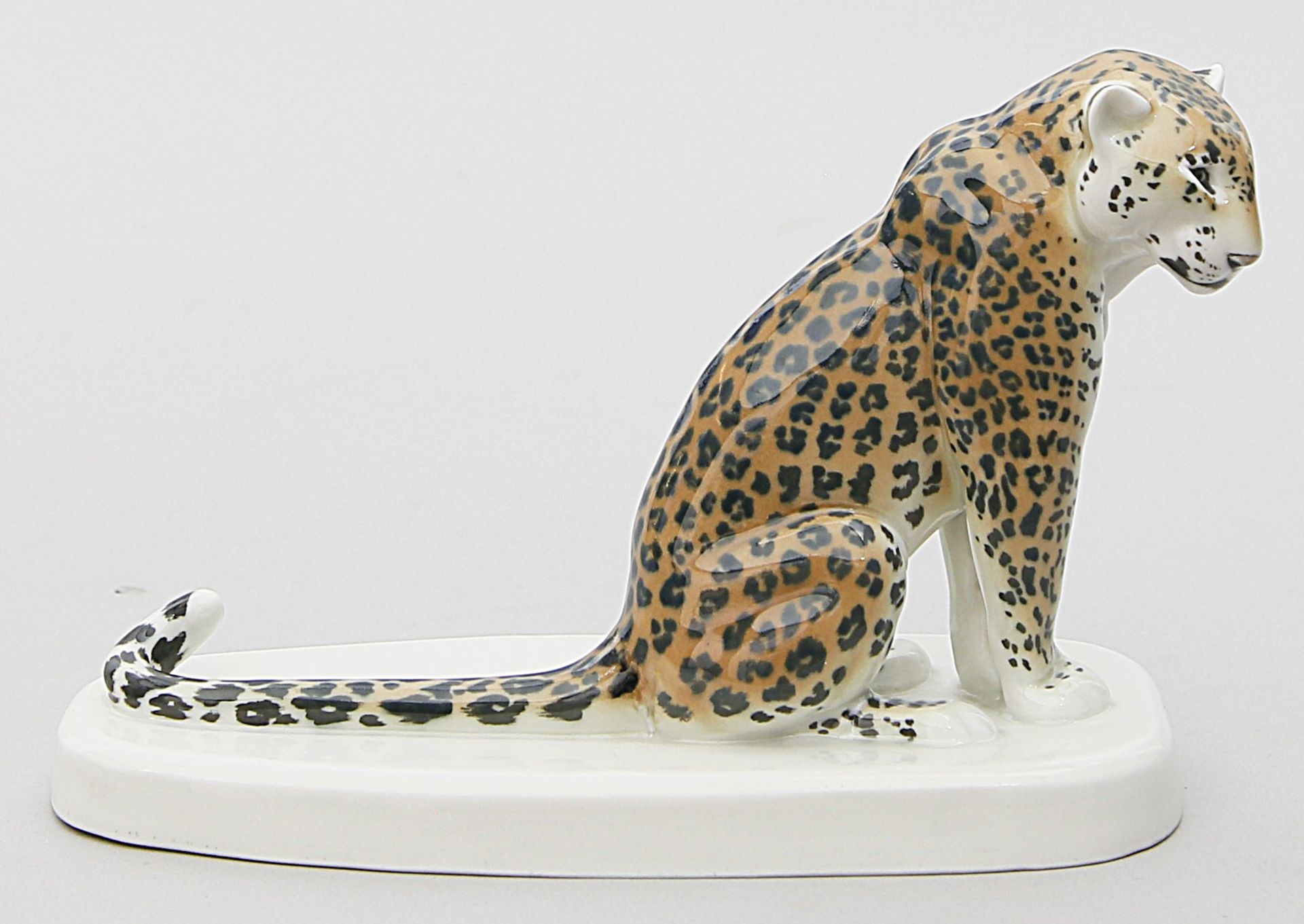 Löhner, Rudolf (1890 Zlaté Hory - Dresden 1971) "Leopard". Porzellan mit naturalisti - Bild 2 aus 5