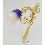 Wandarm, einflammig. Vergoldete Bronze. Glasschirm mit blauen Pulvereinschmelzungen, s