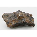 Eisenmeteorit. Aus der Gruppe der Oktaedrite, 1.806 g. Fundort Morasko, Polen am 12.11