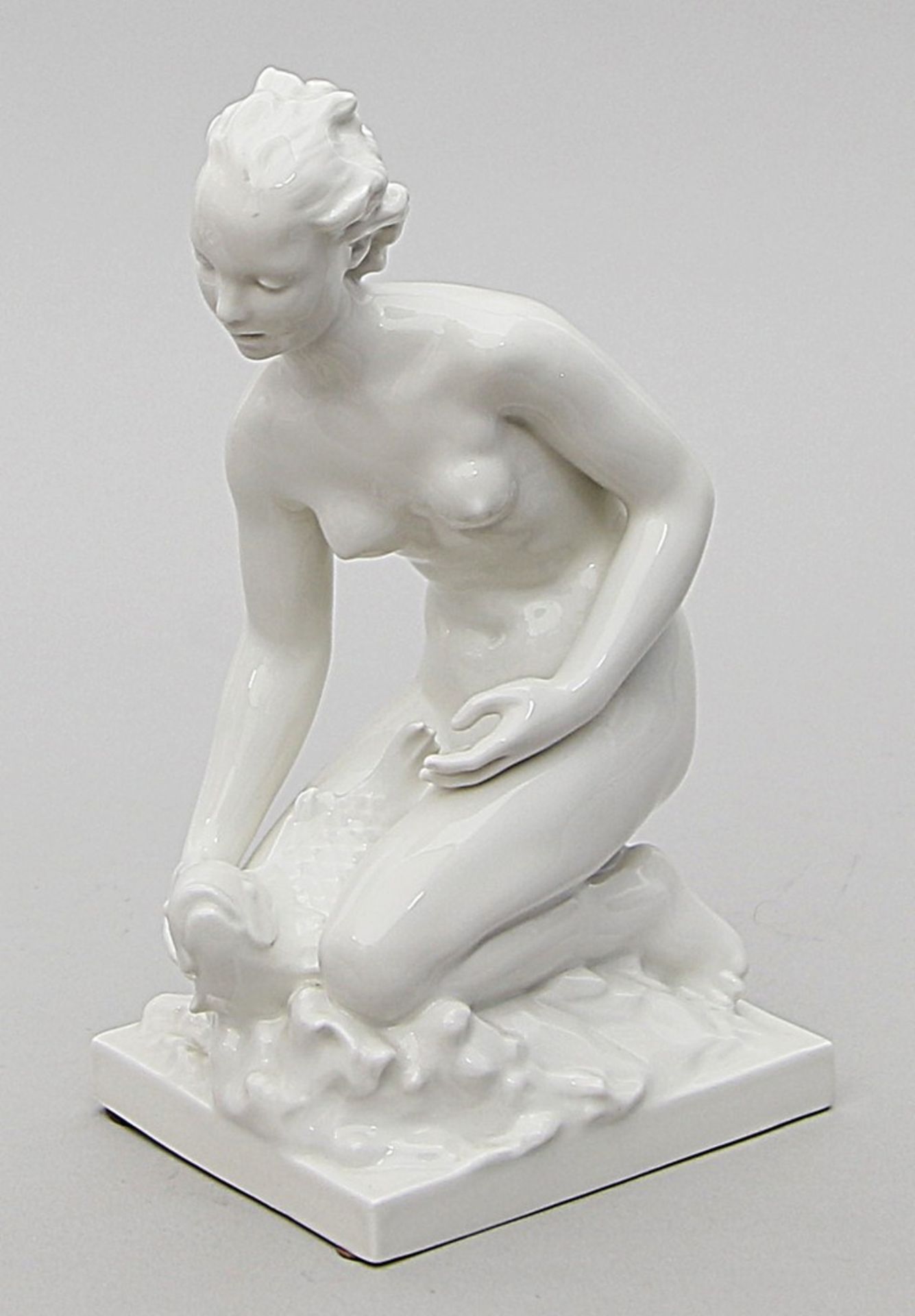 Skulptur "Mädchenakt mit Fisch", KPM Berlin. Weiß. Nach einem Entwurf Suse Müller-D