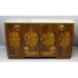 Art Deco-Sideboard. Nussbaum/Maserholz mit verschiedener Ornamentmarketerie sowie Perl