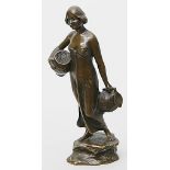 Hamburger, E. (um 1900) Junges Mädchen mit zwei Krügen. Olivbraun patinierte Bronze.