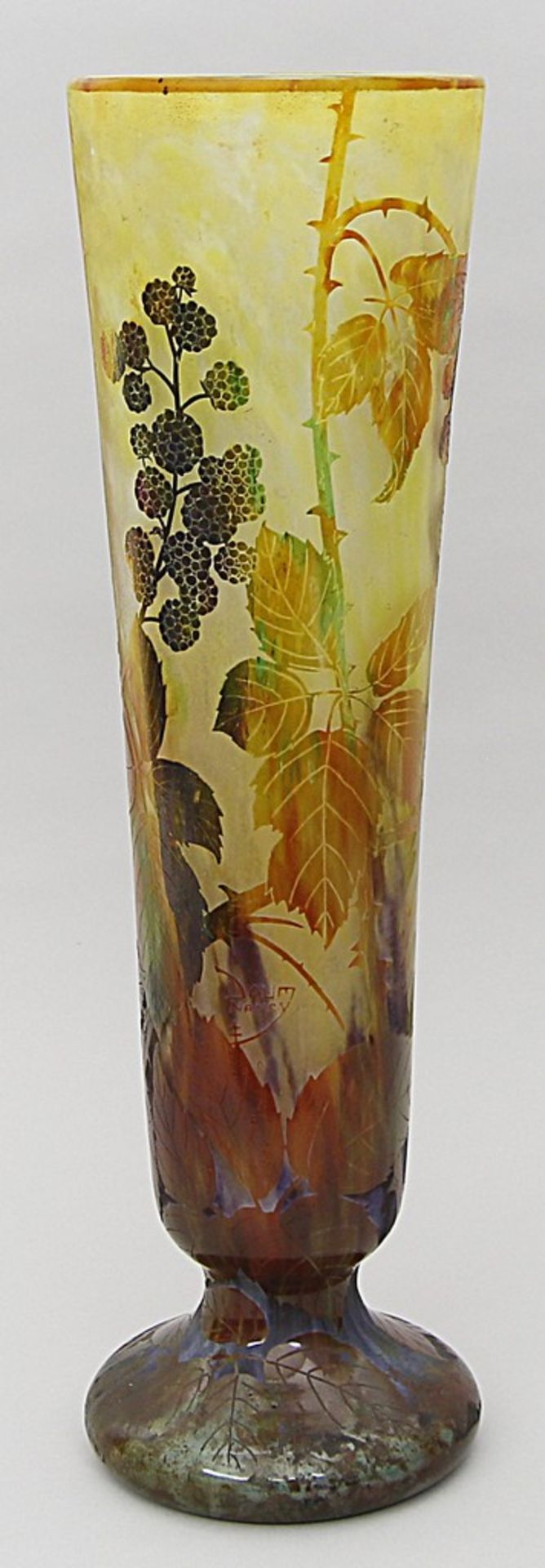 Jugendstil-Vase, Daum Nancy. Farbloses, matt geätztes Glas mit verschiedenfarbigen Pu