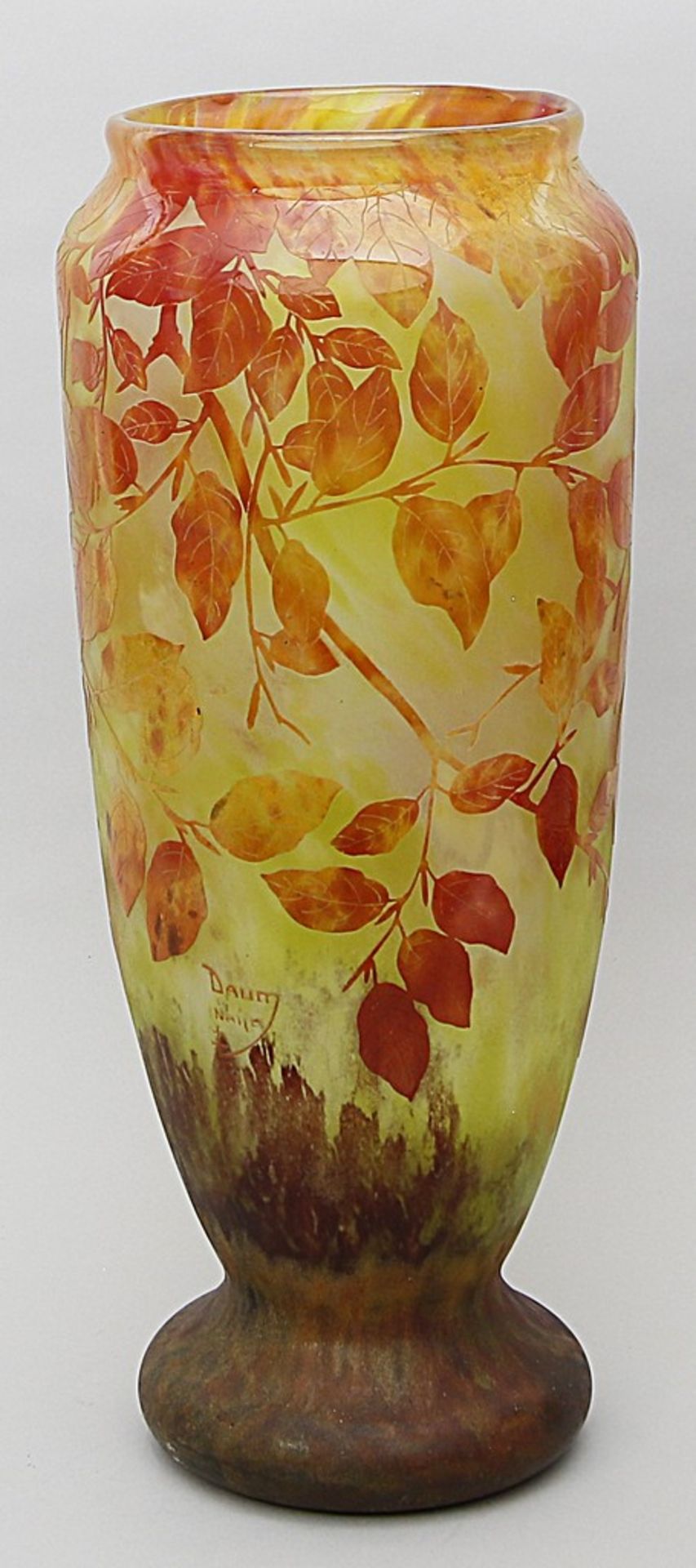 Jugendstil-Vase, Daum Nancy. Farbloses, matt geätztes Glas mit gelben Pulvereinschmel