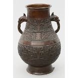 Vase. Bronze mit brauner Patina. Birnenförmig gebaucht mit umlaufend ziseliertem und
