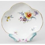 Schale in Muschelform, Meissen. Bunte Blumenbouquetmalerei. Rand teils grün bzw. purp