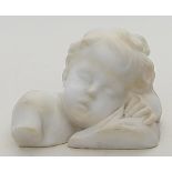 Cuno (um 1955) Schlafender Putto. Alabaster, sign. und dat. (19)55. L. 22 cm.
