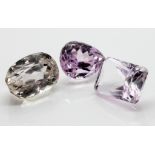 Zwei Kunzite und gelber Triphan (Spodumen) oder Beryll, zus. ca. 25 ct. Unterschiedlic