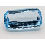 Blauer Topas, 47,74 ct. Achteckig facettiert. Intensives Sky Blue (behandelt?). Kanten