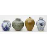 Vier Miniaturvasen. Porzellan bzw. Steinzeug mit unterschiedlichen Glasuren und zweima