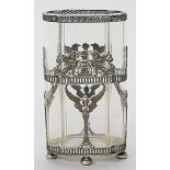 Vase im klassizistischen Stil. Farbloser Glaskorpus (best.) mit 800/000 Silbermontagen