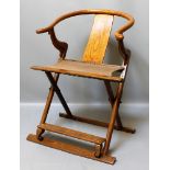 Hufeisenförmiger Klappstuhl (Horseshoe-Folding Chair). Jumu-Holz, englisch "northern