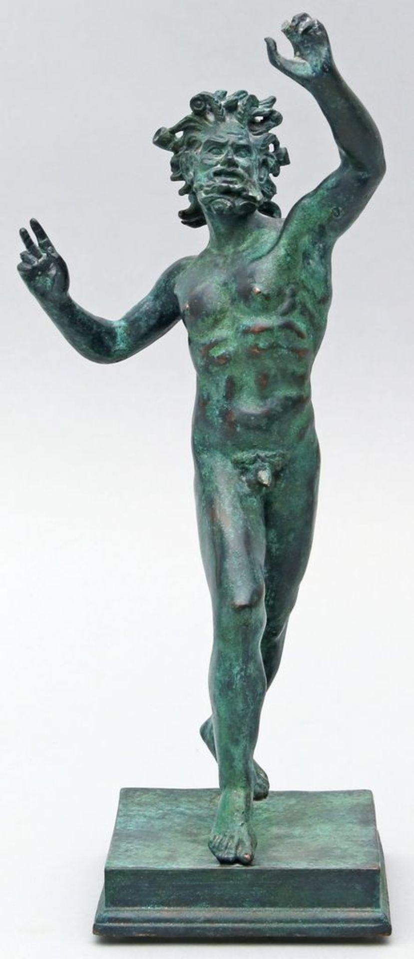 Skulptur "tanzender Faun". Bronzierter und grün patinierter Kupferguss (?). 2 Finger