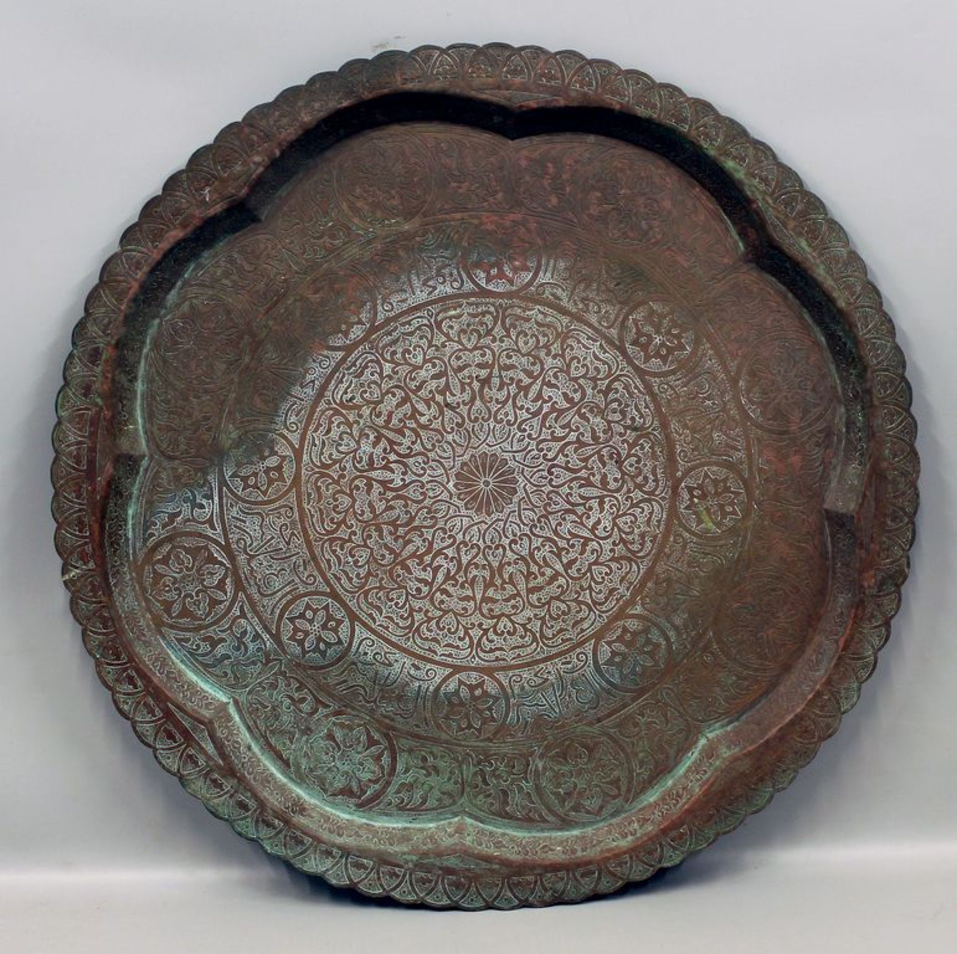 Großes arabisches Tablett. Kupfer mit getriebenem Reliefdekor. Alters- und Gebrauchss